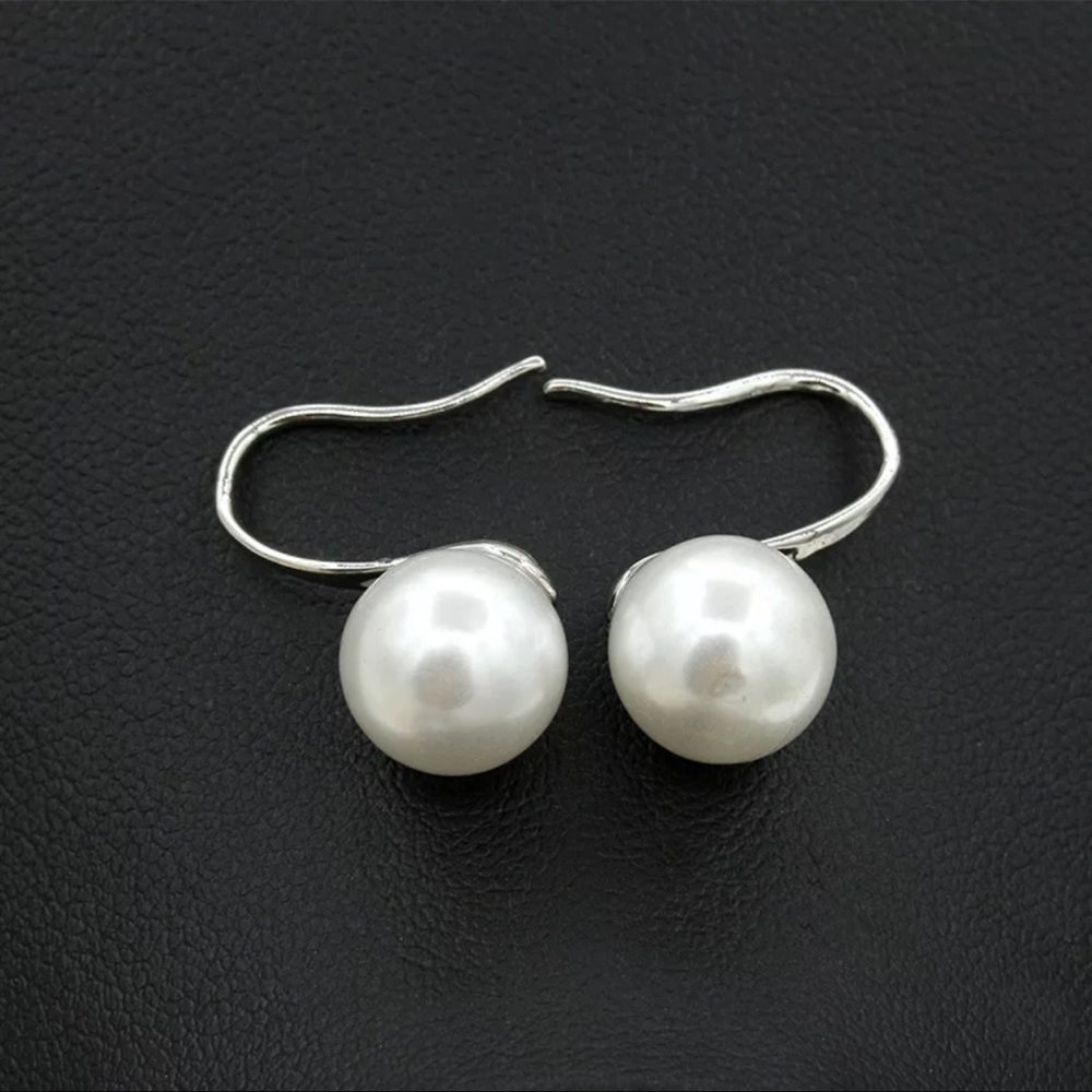NEW Women’s Silver Pearl Earrings - Picture 2 of 2